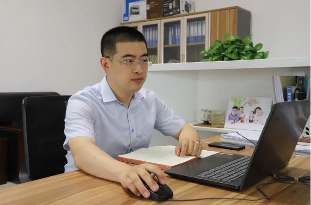 【重山人?重山事】勇于擔當做最好的自己 ——記重山光電財務部經理杜巖