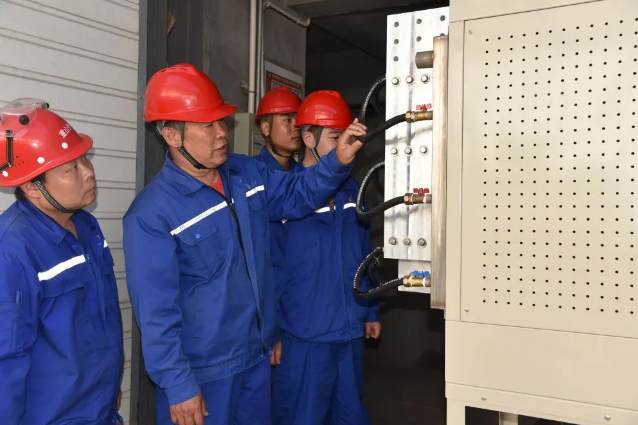 重山人·重山事｜把責任扛在肩上 把良知裝在心中——記重山光電綜合管理部經理殷曉華