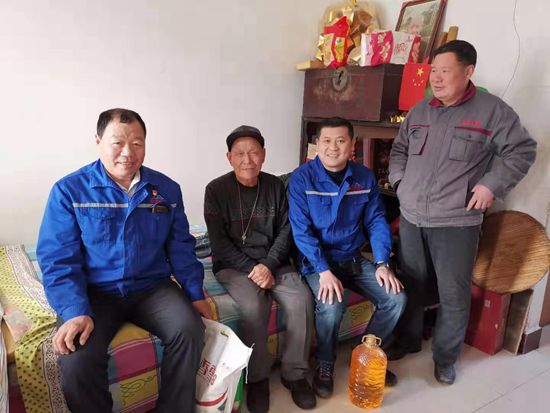 節前送溫暖 真情暖人心 —魯中水泥黨支部走訪慰問南韓村高齡老人