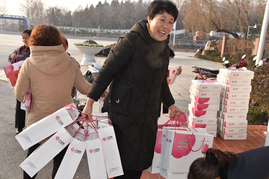 重山集團2020致良知在路上--重山集團為南韓村星級文明戶發放獎品（一）