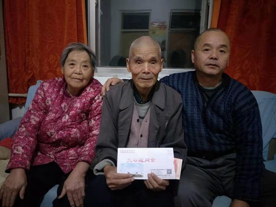 傳遞寒冬溫情 詮釋重山大愛 ——重山集團發放職工父母慰問金