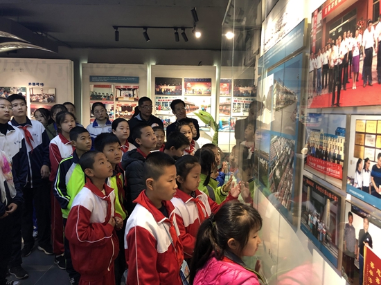 重山集團(tuán)參加羅村中心校“愛心助學(xué)”資助金發(fā)放儀式25